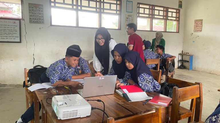 Mahasiswa KKN UIN Alauddin Latih Siswa SMP Al-Islam Wellulang Menggunakan Microsoft