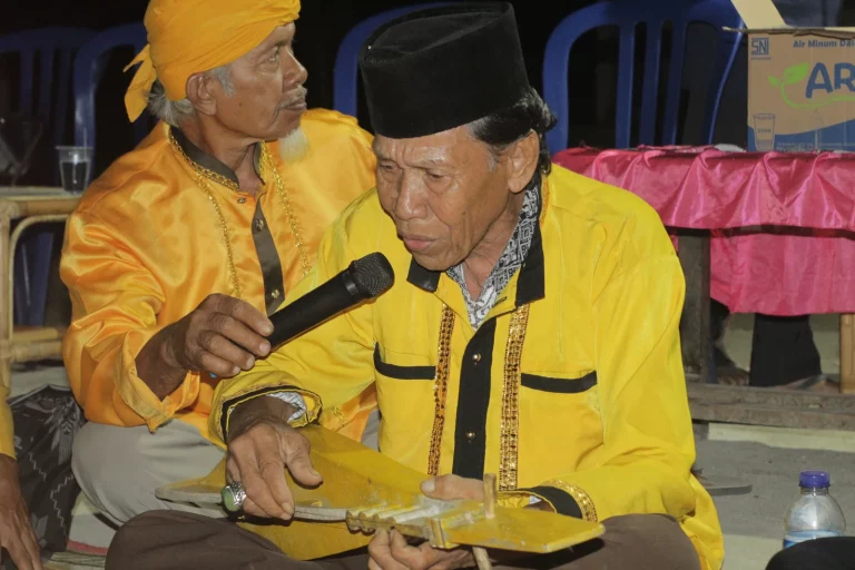 Syair: Pengertian, Ciri-Ciri, Unsur, dan Fungsinya