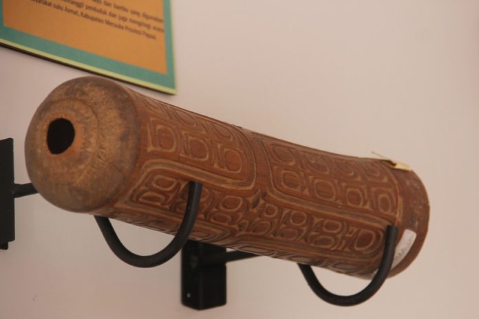 Alat musik tradisional dari Papua Barat