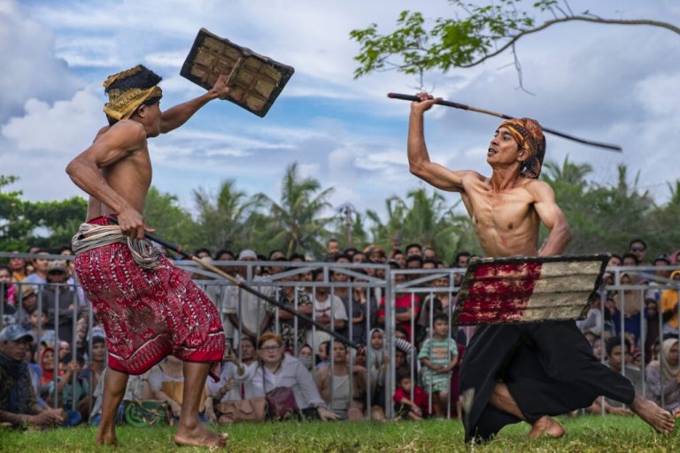 Tari Presean : Sejarah, Makna, Properti, Gerakan, dan Busana