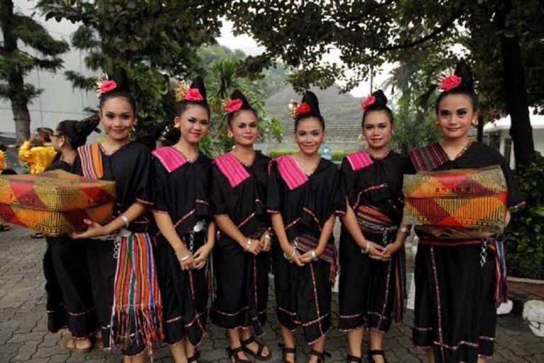 Sejarah, Jenis, Makna Dan Filosofi Pakaian Adat DI Nusa Tenggara Barat