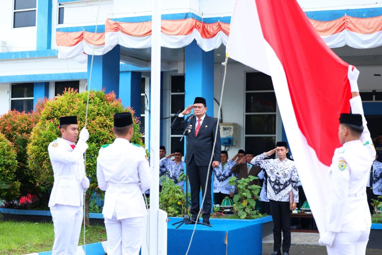 Bupati Barru Pimpin Upacara Hari Guru Nasional ke-79