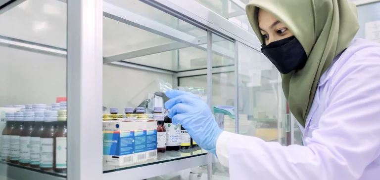 Farmasi dalam Fokus: Dari Lab Hingga Tangan Pasien