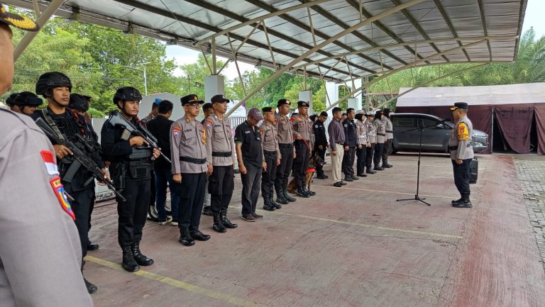 Personel Satgas Mantap Praja Perkuat Pengamanan KPU Sulteng Jelang Rapat Pleno