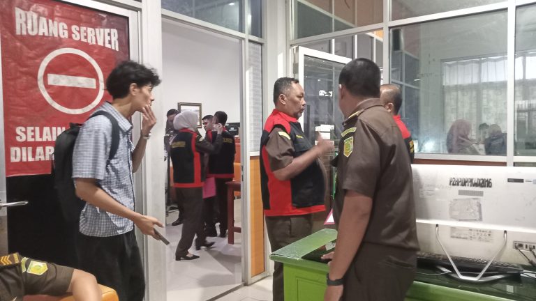 Penyidik Kejari Geledah Kantor Bapenda dan BPD Kota Palu Terkait BPHTB