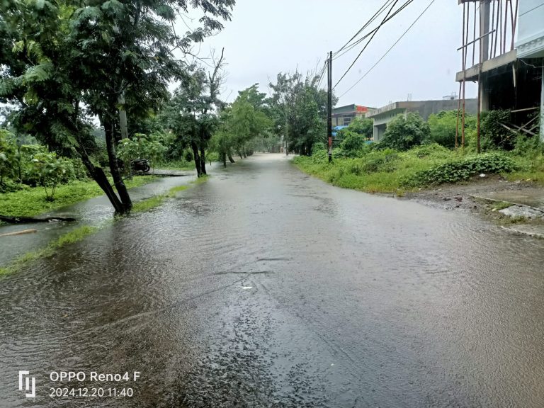 Banjir Melanda Kota Barru, Aktivitas Warga Tersendat