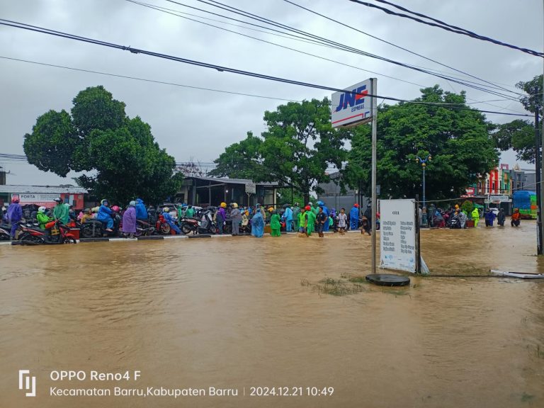 Banjir Besar Lumpuhkan Kabupaten Barru, Jalan Poros Barru-Parepare Terputus