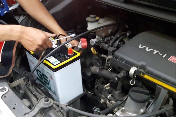 Ketahui 6 Kebiasaan yang Membuat Aki Mobil Cepat Soak
