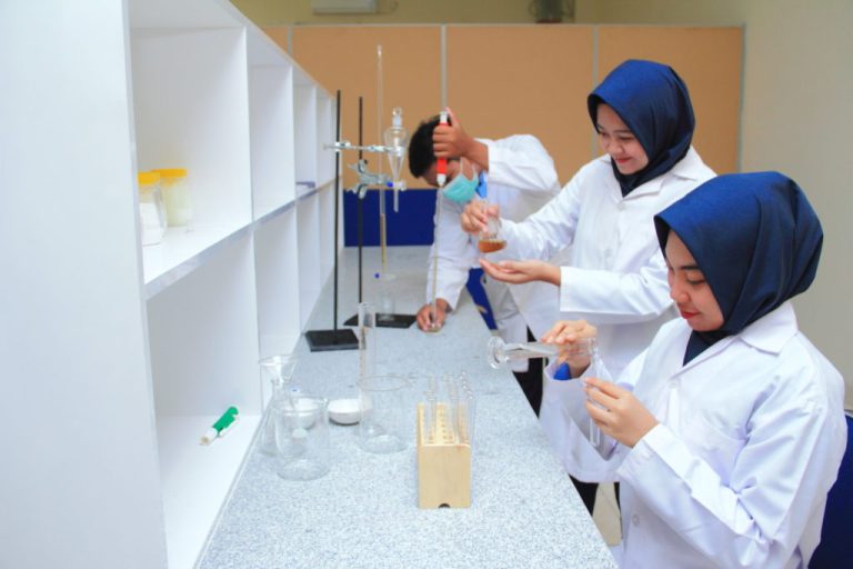 Mau Jadi Ahli Farmasi? Ini 15 Kampus Terbaik di Indonesia yang Bisa Kamu Pilih