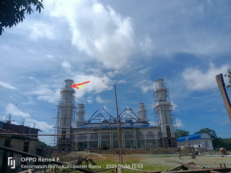 Diduga Abaikan K3, Pekerja Proyek Masjid Raya Barru Tak Gunakan APD