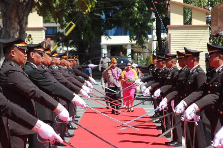 Kapolresta Palu Berganti, Kombes Pol Deny Abrahams Disambut Upacara Tradisi Pedang Pora