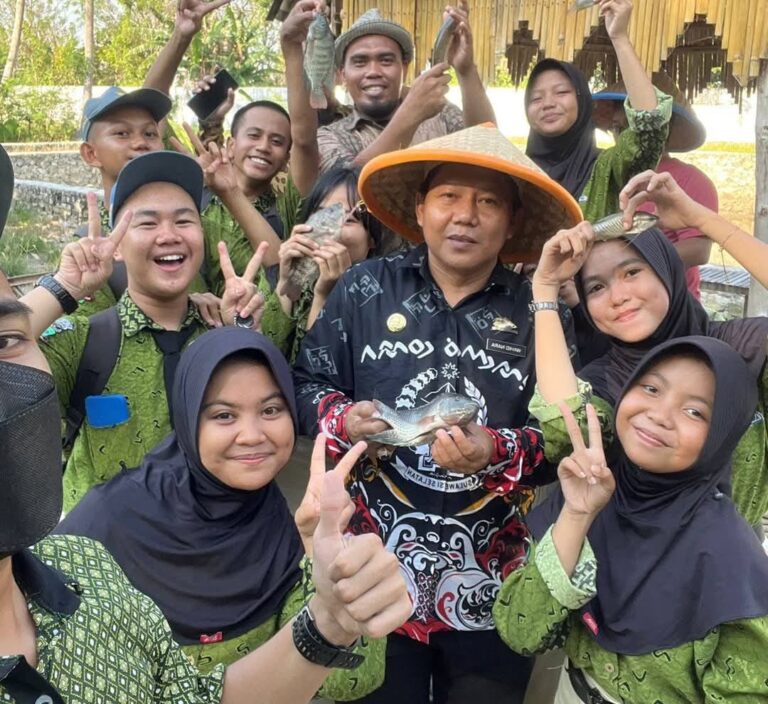 SMAN 2 Pinrang Manfaatkan Lingkungan Sekolah sebagai Sumber Belajar Pertanian dan Perikanan