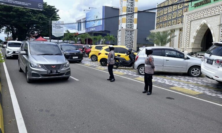 Ciptakan Rasa Aman, Polwan Satlantas Polres Bone Amankan Masjid Saat Salat Jumat