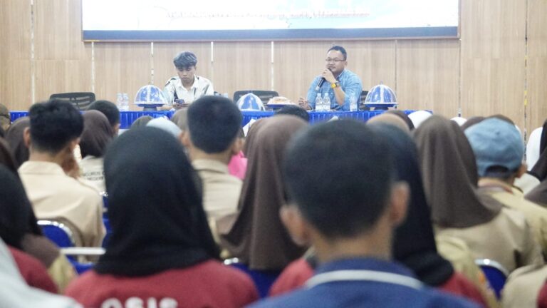 Polisi Jadi Pemateri di Pelatihan Jurnalistik dan Lomba Menulis Berita HPN 2025 di Bone