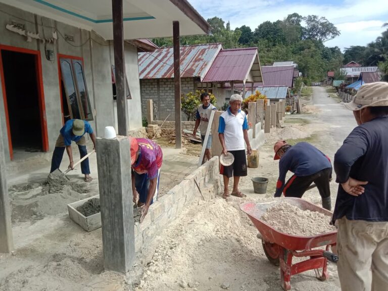 Semangat Gotong Royong, Lansia Bangun Pagar Pastori Gereja