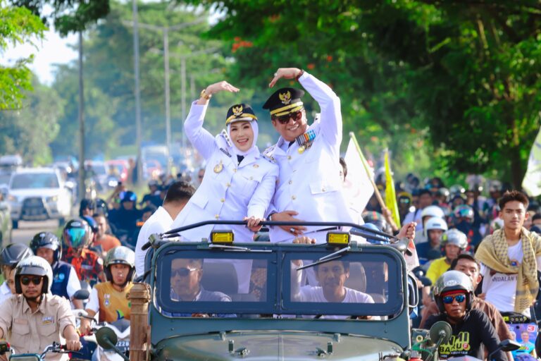 Ribuan Warga Sambut Bupati dan Wakil Bupati Barru 2025-2030