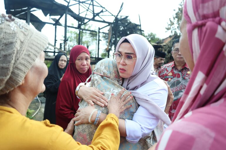 Tangis Warga Gempunge Pecah, Bupati Barru Peluk Korban Kebakaran