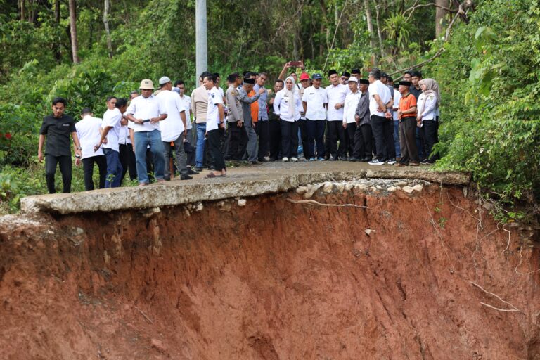 Bupati Barru Tinjau Jalan Longsor di Bulo-bulo, Akses Warga Terputus!