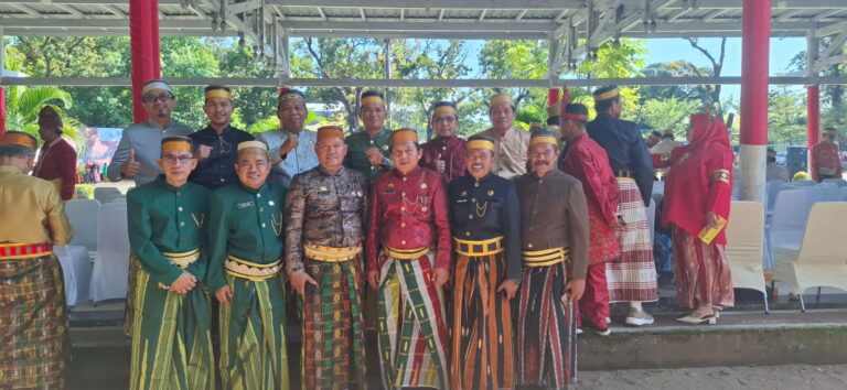 Kepala Sekolah dan Siswa SMAN 2 Pinrang Raih Penghargaan di Puncak Peringatan Hardiknas 2025