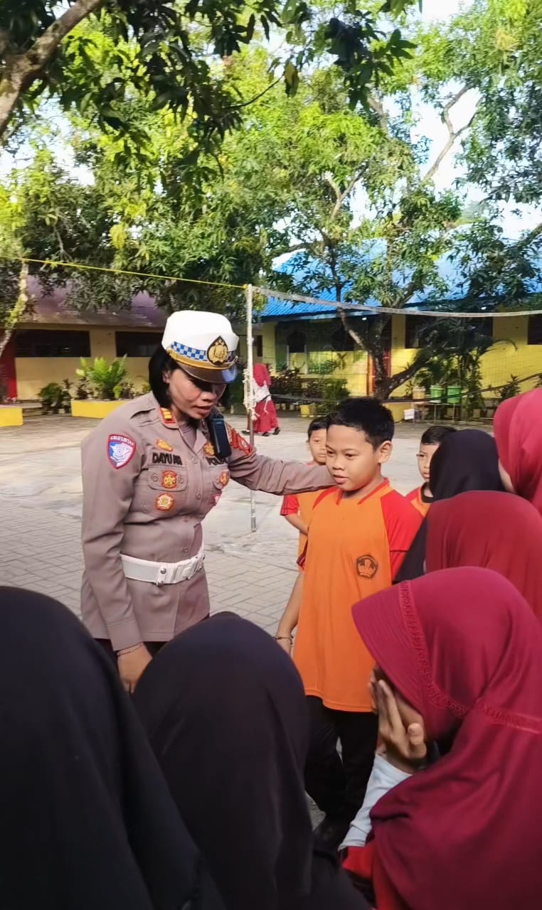Edukasi Menyenangkan! Satlantas Barru Ajar Pelajar SD Tertib Lalu Lintas