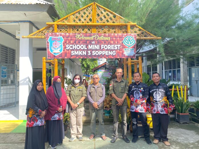 Kepala SMKN 3 Soppeng, Reni Andriani, S.Pd., M.Pd., menerima kunjungan tim juri