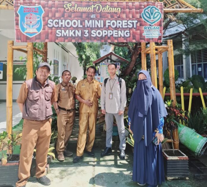 Kepala Sekolah Rini Andriani,S.Pd.,M.Pd. Bersama tim dari Kwarcab Soppeng Berkunjung ke SMKN 3 Soppeng