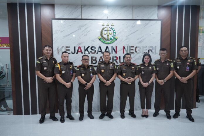 Jamwas Kejaksaan Agung RI, Dr. Rudi Margono, S.H., M.Hum., melakukan inspeksi pimpinan ke Kejaksaan Negeri Barru.