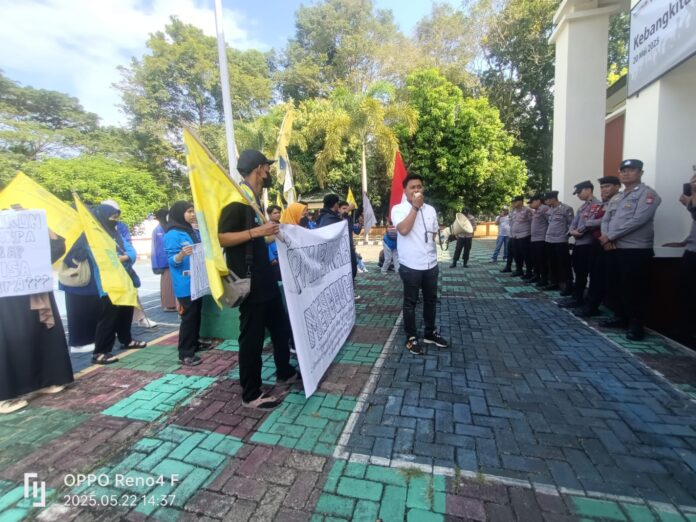 Foto: Dok. Fajar Pendidikan – Aksi unjuk rasa PMII Barru di depan Pengadilan Negeri Barru.