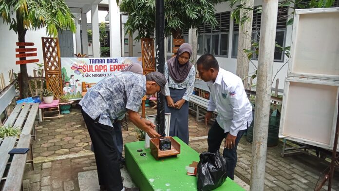 Faisal, S.Pd., M.Si., guru pendamping School Contest SMKN 3 Soppeng, aktif mendampingi siswa dalam proyek inovatif pemanfaatan energi matahari menjadi listrik.