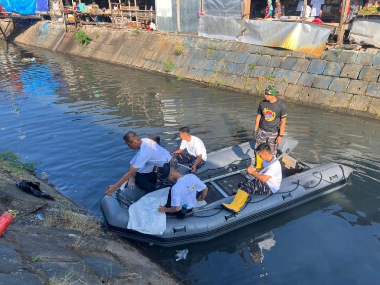 Sat Brimob Polda Sulsel Terjunkan 100 Personel Aksi Bersih Kanal