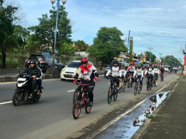 Ramaikan Gobar SCC, 16 Personel Brimob Polda Sulsel Taklukkan Trek Makassar – Pangkep