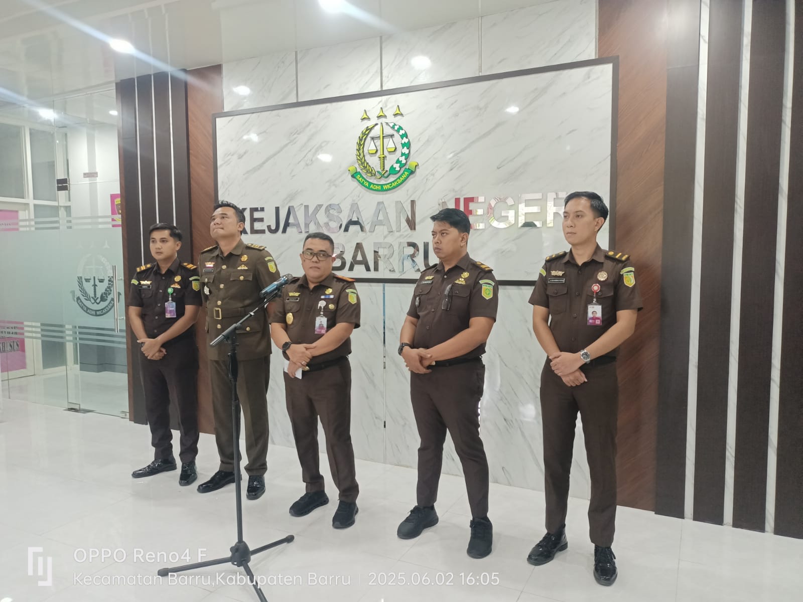 Sumber foto: fajarpendidikan.co.id — Kepala Kejari Barru, Syamsurezky, S.H., M.H., saat konferensi pers Kejaksaan Negeri Barru terkait penetapan tersangka kasus korupsi proyek irigasi.