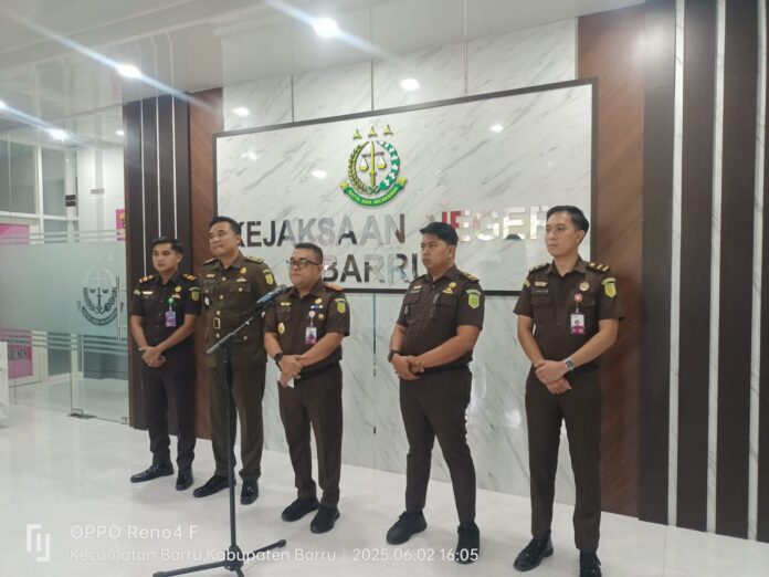 Sumber foto: fajarpendidikan.co.id — Konferensi pers Kejaksaan Negeri Barru terkait penetapan tersangka kasus korupsi proyek irigasi.