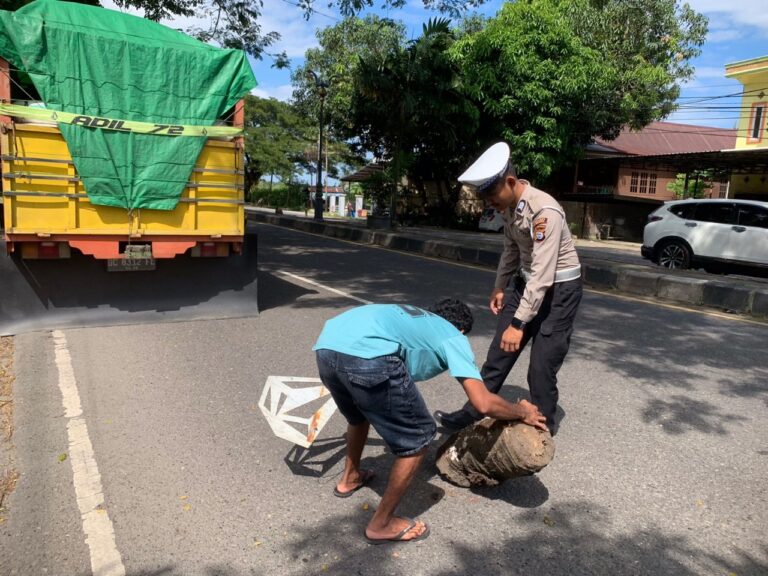 Tertibkan Jalan Poros, Satlantas Barru Tegur Bengkel dan Truk