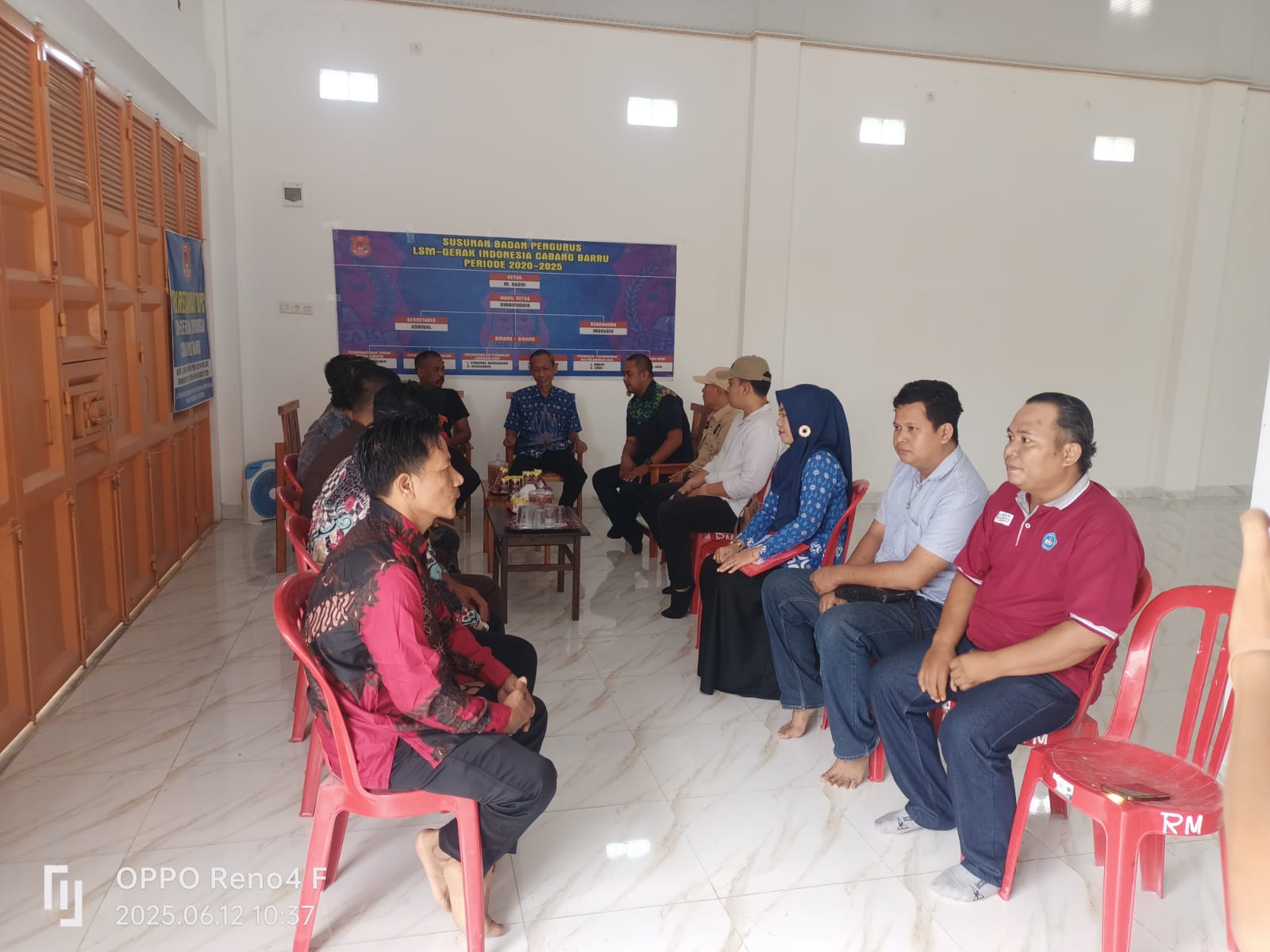 Tim Terpadu saat melakukan pemantauan dan edukasi kepada LSM Gerak Indonesia Cabang Barru. Sumber foto: fajarpendidikan.co.id