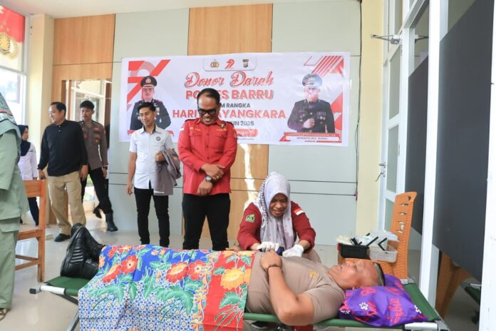 Kapolres Barru AKBP Dodik Susianto, S.I.K. ikut serta dalam aksi donor darah dalam rangka Hari Bhayangkara ke-79. (Foto: Dok. Humas Polres Barru)
