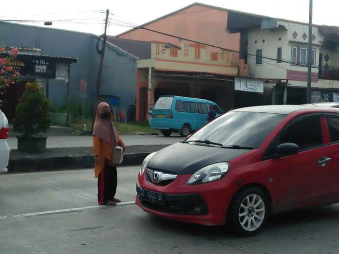 Foto: Dok. Fajar Pendidikan — Terlihat aktivitas peminta sumbangan di lampu merah Pekkae, Rabu sore (18 Juni 2025).