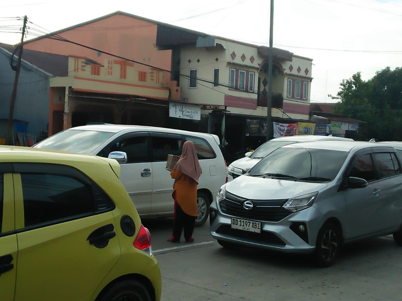 Foto: Dok. Fajar Pendidikan — Terlihat aktivitas peminta sumbangan di lampu merah Pekkae, Rabu sore (18 Juni 2025).