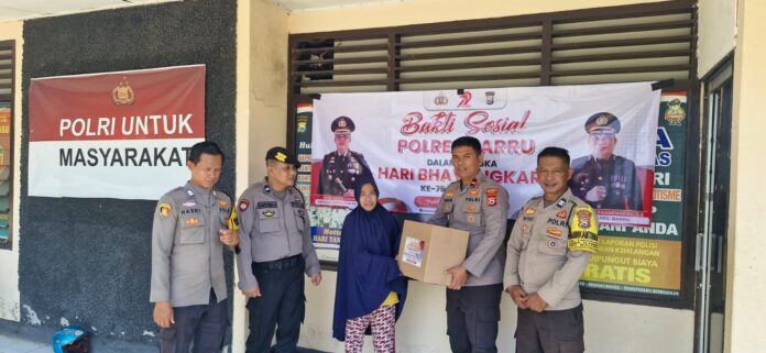 700 Paket Sembako Disalurkan Polres Barr (Foto: Humas Polres Barru)