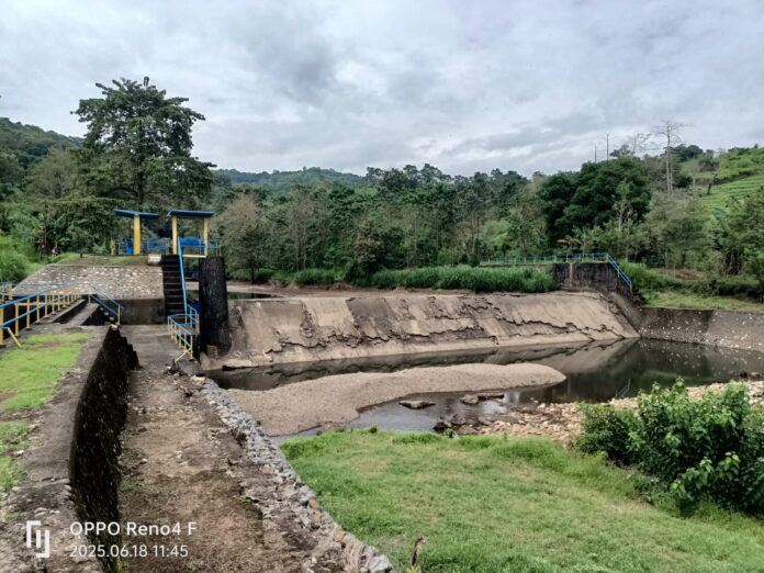 Sumber foto: Dok. Fajar Pendidikan – Air tak mengalir sebagaimana mestinya, janji proyek