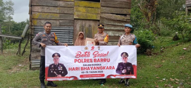 Sembako Gratis! Polsek Pujananting Bikin Warga Terharu