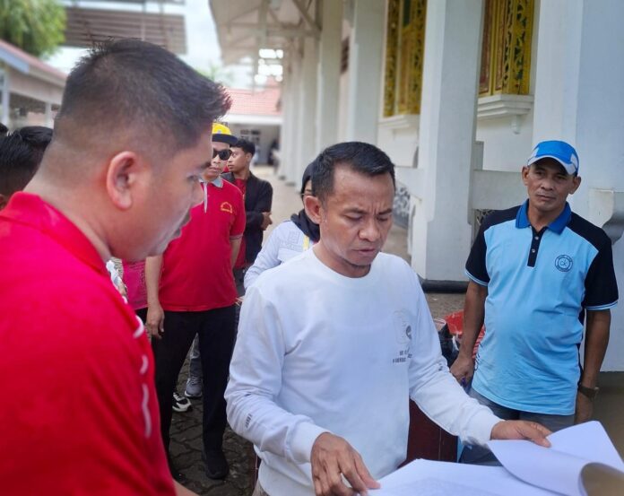 Bupati Bone Andi Asman Sulaiman bersama Plt Kepala Badan Kepegawaian dan Pengembangan Sumber Daya Manusia (BKPSDM) Bone, Edy Saputra Syam. Int
