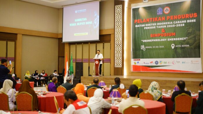 Wakil Bupati Bone Andi Akmal Pasluddin menghadiri pelantikan Pengurus Ikatan Dokter Indonesia (IDI) Cabang Bone periode 2025–2028 yang dirangkaikan dengan Simposium Uronephrology Emergency, di Ballroom Hotel Novena Watampone, Minggu (20/7/2025).