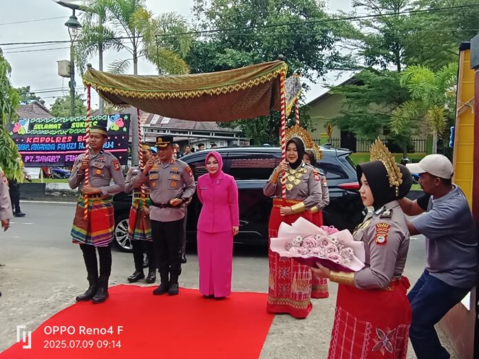 Prosesi Adat Sambut Kapolres Barru yang Baru, AKBP Ananda Fauzi Harahap (Foto: Dok. Fajar Pendidikan)