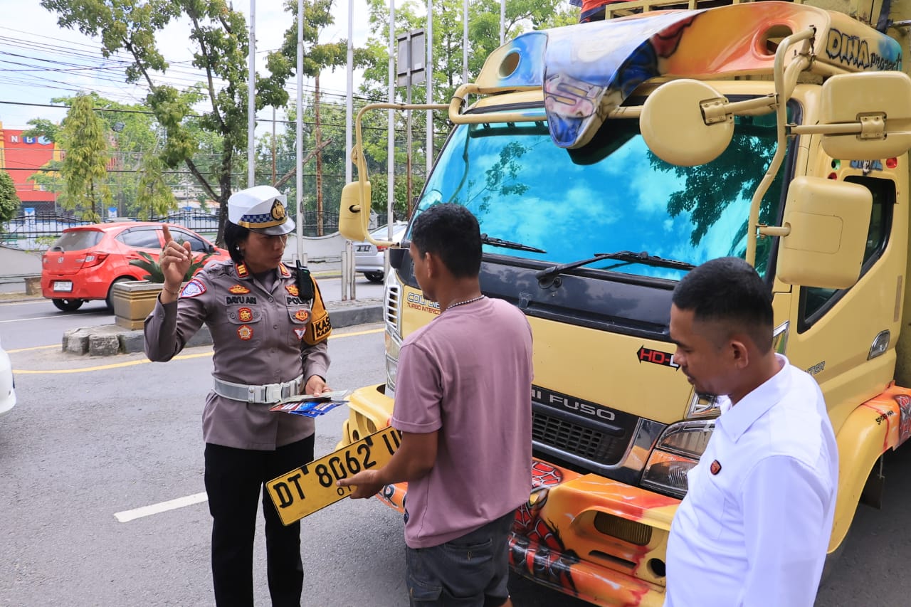 AKP Ida Ayu Made Ari Suastini, S.H.: Bagikan Brosur, Ayo Tertib Mulai Sekarang! (Doc. Humas Polres Barru)