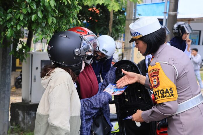 AKP Ida Ayu Made Ari Suastini, S.H.: Bagikan Brosur, Ayo Tertib Mulai Sekarang! (Doc. Humas Polres Barru)
