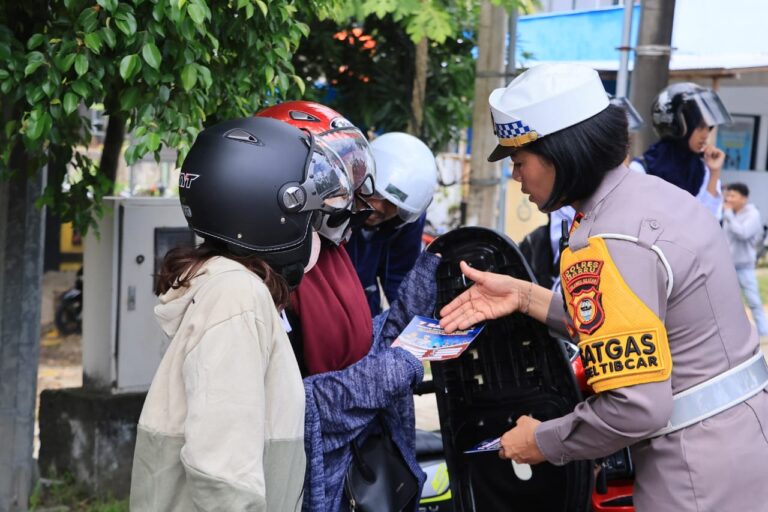 Polisi Barru Bagikan Brosur, Yuk Tertib Berlalu Lintas!