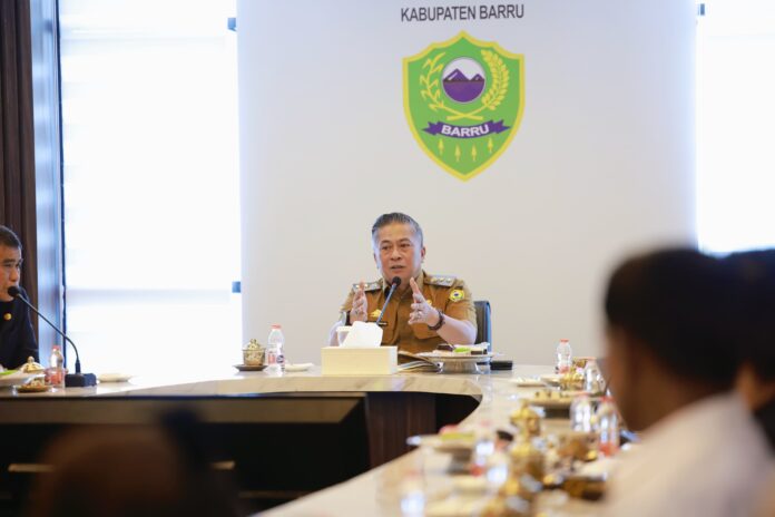 Wakil Bupati Barru, Dr. Ir. Abustan A. Bintang, M.Si., menegaskan agar proses appraisal dan sertifikasi lahan dimulai segera tanpa penundaan. (Dok. Humas Pemkab Barru)