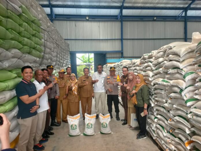 Polisi, Jaksa, dan Pemkab Barru Tinjau Gudang Bulog – Beras Melimpah! (doc. Humas Polres Barru)
