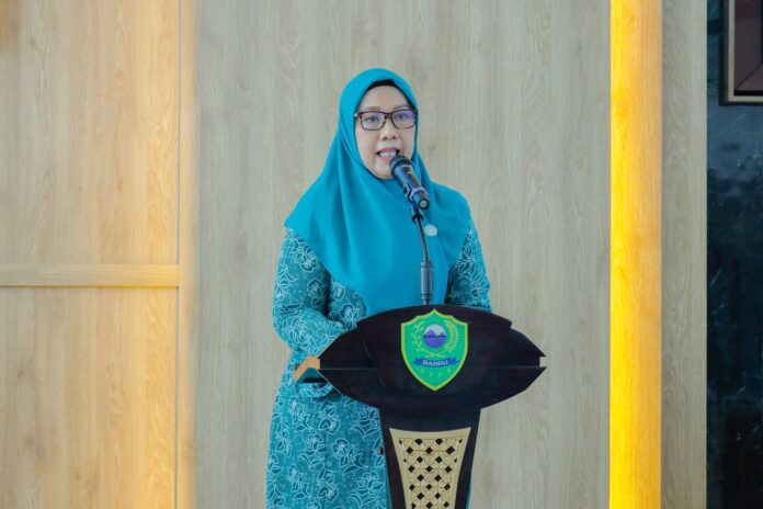 Ketua TP PKK Kabupaten Barru, Andi Milawaty Abustan, S.Sos., M.M., saat memberikan arahan dalam pertemuan rutin TP PKK Barru. (Foto: Humas Diskominfo Barru)